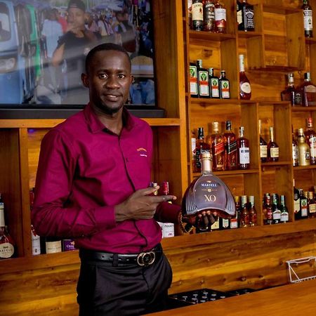 Hadjens Hotel Mwanza Bagian luar foto