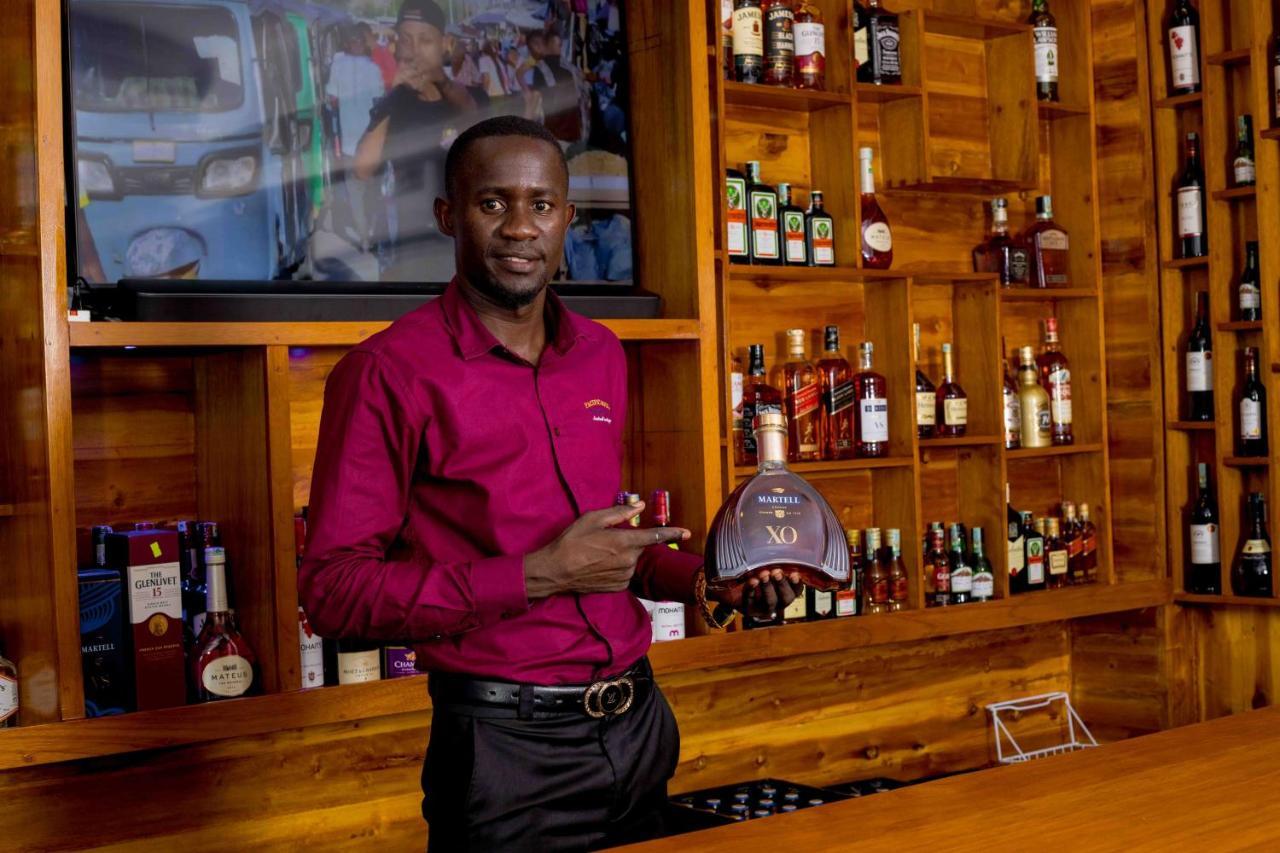 Hadjens Hotel Mwanza Bagian luar foto