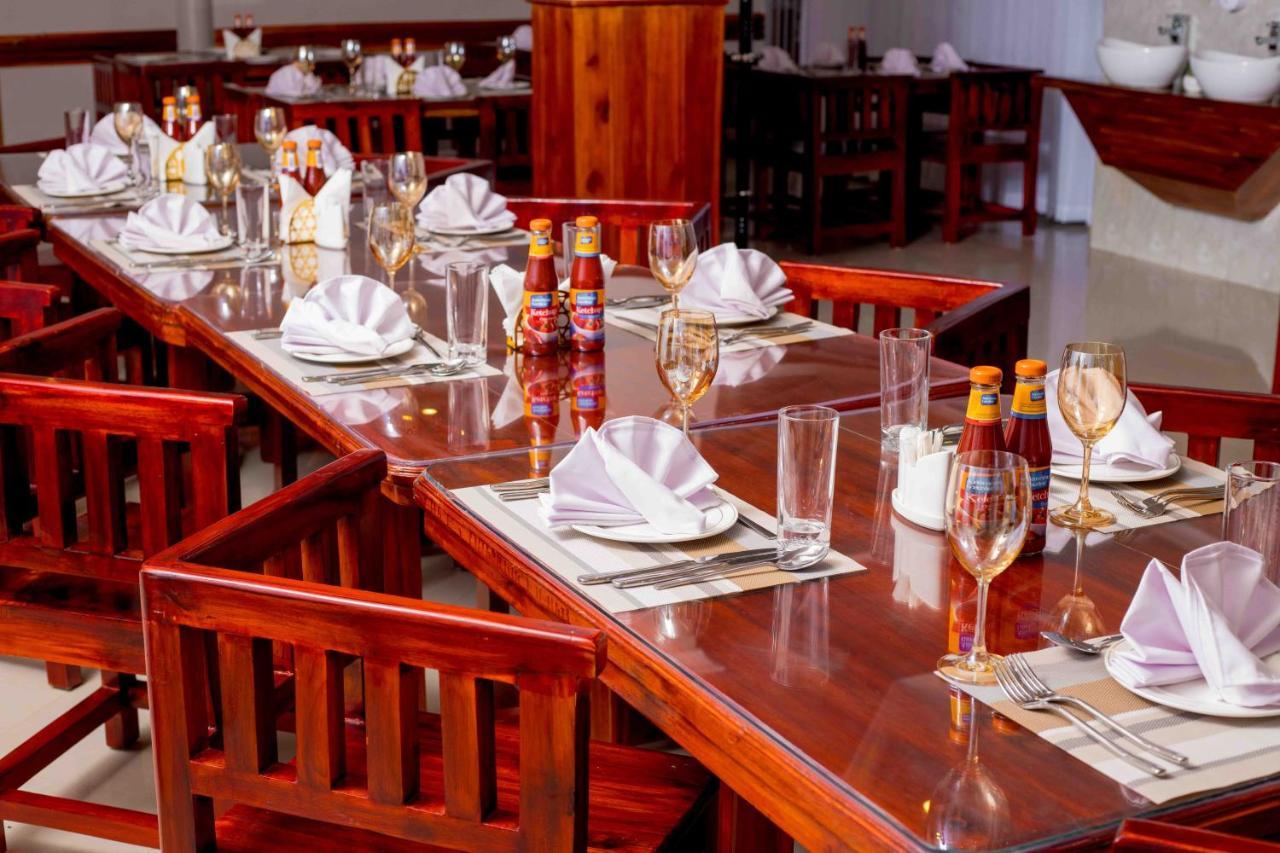 Hadjens Hotel Mwanza Bagian luar foto
